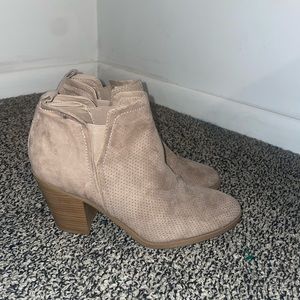 Universal Thread Microsuede Avalyn Laser Cut Ankle Slip On Booties Taupe US 11